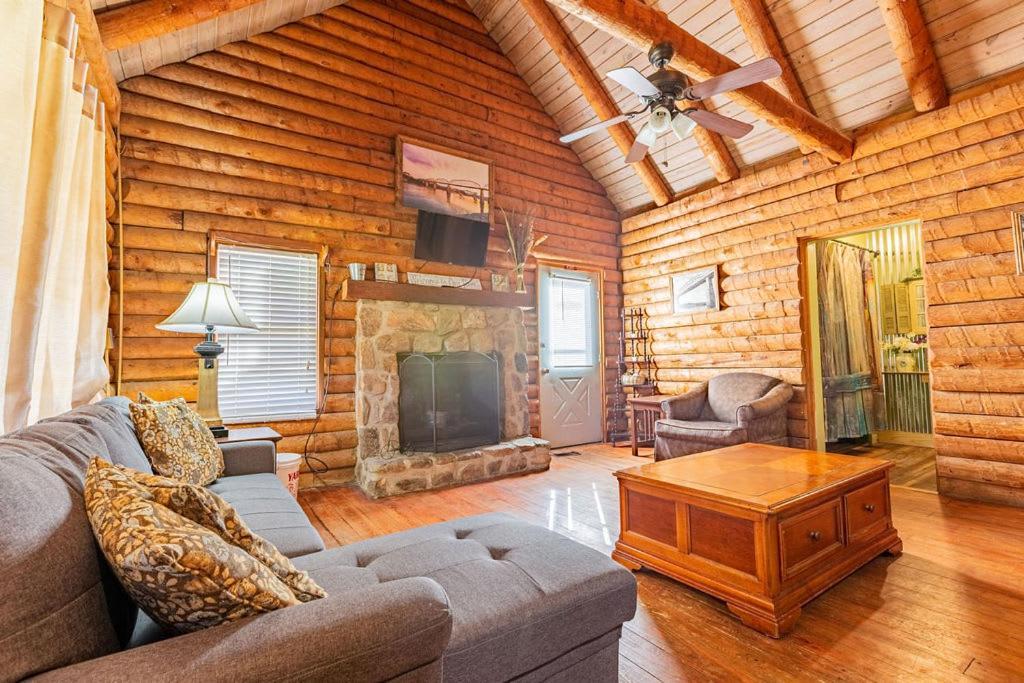 Authentic Log Cabin Mins From Chatts Best Sites Villa Chattanooga Buitenkant foto